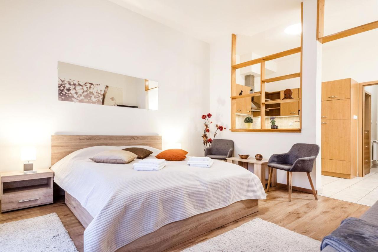 Downtown Charm With Balcony And Garden View Apartment Budapest Exterior photo